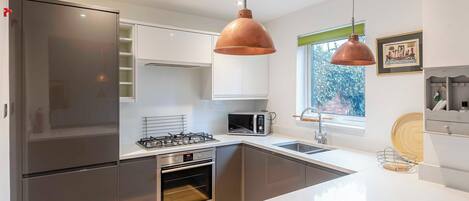 فرن، غسالة أطباق، كرسي للأطفال، مجمّد