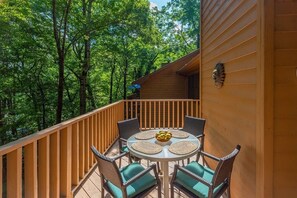 Outdoor dining - Bent Creek 17 at Rumbling Bald (Lake Lure)