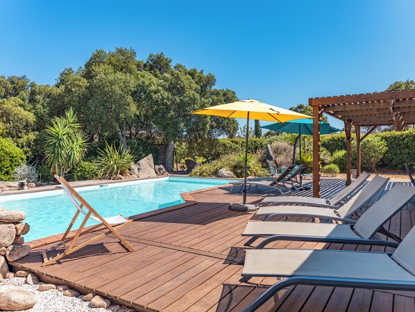 حمّام سباحة مُدفَّأ