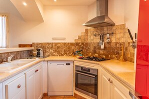 Frigorifero, microonde, forno, piano cottura