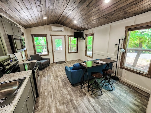 Adorable Tiny House Cabin- Lake Guntersville