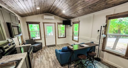 Adorable Tiny House Cabin- Lake Guntersville