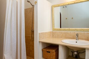 Bañera, secador de pelo y toallas