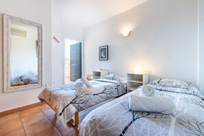 2 makuuhuonetta, työpöytä, silitysrauta/-lauta, ilmainen Wi-Fi