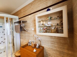 Dusche, Whirlpool, Haartrockner, Bidet