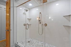 Combined shower/tub, hair dryer, towels, shampoo