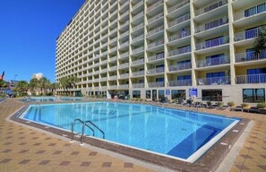 Un grand hôtel doté de nombreux balcons et d’un espace piscine.