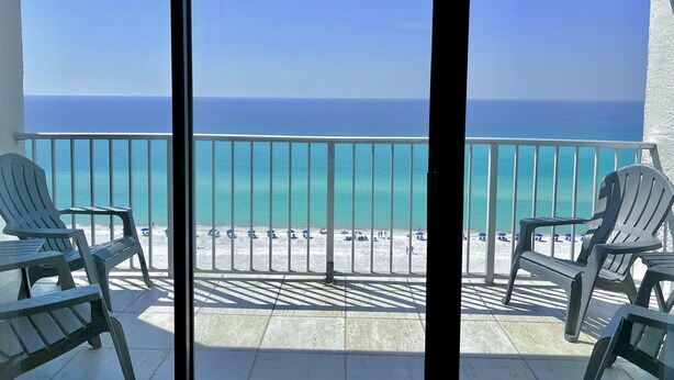 Un balcon avec vue sur l’océan et la plage.