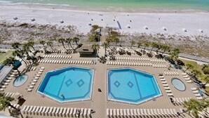 Un complexe hôtelier doté de deux grandes piscines octogonales, d’une plage et offrant une vue dégagée sur l’océan.