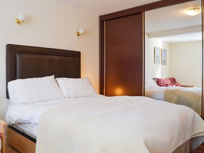 2 bedrooms, free WiFi, bed sheets - 2 bedroom accommodation in Newtonmore, near Aviemore (Newtonmore, near Aviemore)