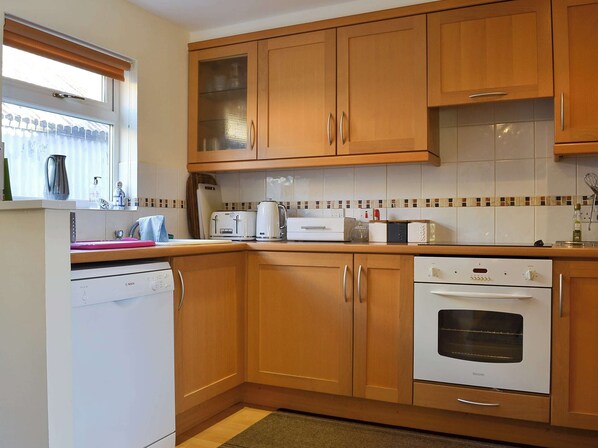 Oven, dishwasher, cookware/dishes/utensils, freezer