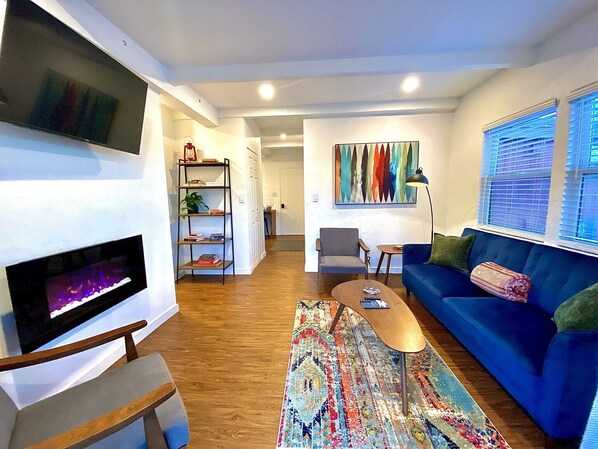 Smart TV, chimenea, libros y videoteca 