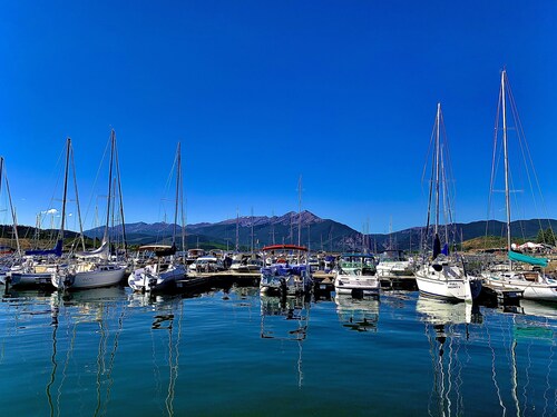 Freshly Remodeled Modern Mountain Getaway, Central Location in Summit County