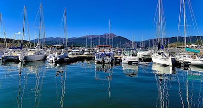 Freshly Remodeled Modern Mountain Getaway, Central Location in Summit County