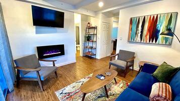 Een smart-tv, een open haard, boeken en een filmbibliotheek