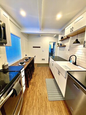 Jääkaappi, mikroaaltouuni, uuni, liesi