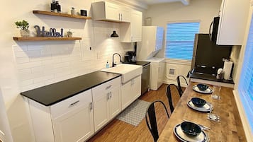 Een koelkast, een magnetron, een oven, een kookplaat