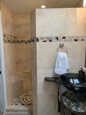 Dusche, Haartrockner, Handtücher, Toilettenpapier