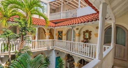 Colonial Villa - Free Breakfast – Private Pool & Jacuzzi – Walled City Cartagena
