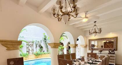 Downtown Cartagena Luxury Villa, Complimentary Breakfast, Cleaning & Staff