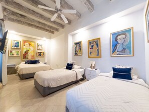 4 chambres, coffres-forts dans les chambres, fer et planche à repasser