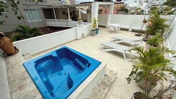 Bañera de hidromasaje al aire libre