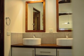 Shower, hair dryer, towels - Whispering Palms Deluxe Villa - Absolute Beachfront (Siviri)