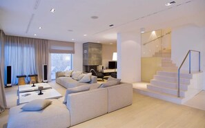 Fernseher, Stereoanlage, Arbeitsbereiche