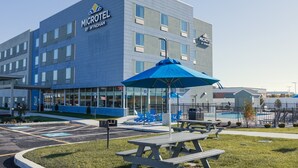 BBQ/picnic area - Microtel Inn & Suites by Wyndham Milford (Milford)