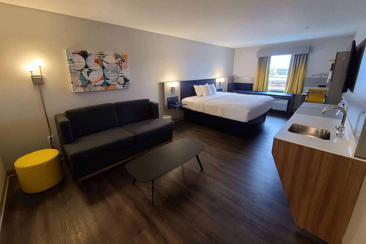 Suite, 1 King Bed, Accessible, Non Smoking