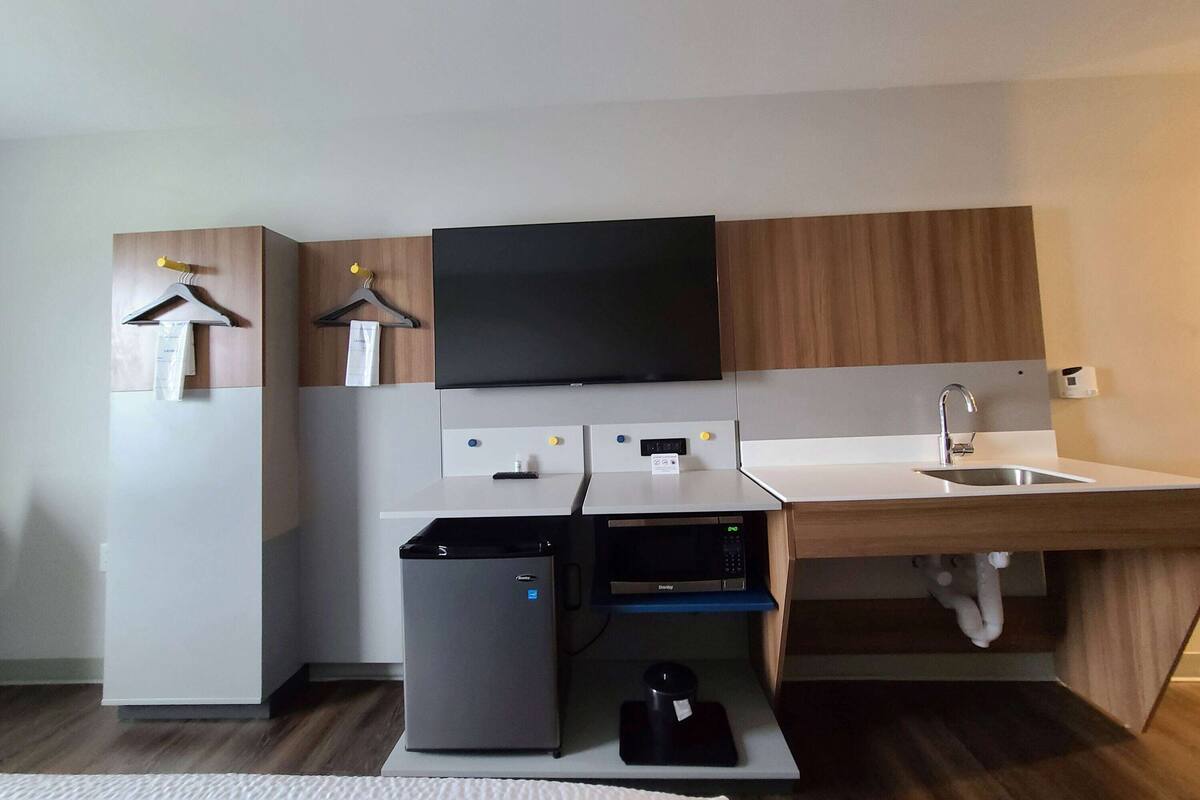 suite, 1 king bed, accessible, non smoking | 1 bedroom, desk, laptop workspace, free wifi