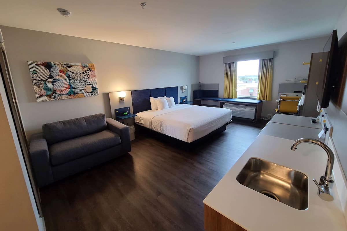 Suite, 1 King Bed, Non Smoking