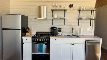 Geladeira, micro-ondas, fogão, cooktop