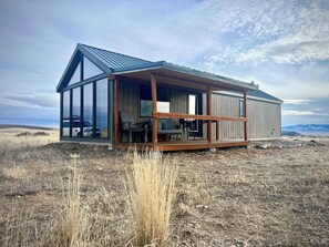 Exterior - Alturas 1: New Modern 1BR Cabin, Big Windows for Big Mountain Views (Dillon)