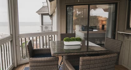 Mid Century Modern meets Beach Chic - Practically Oceanfront with pool access
