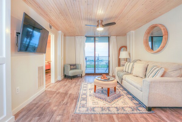 Enjoy a relaxing & comfortable evening after a long day at the beach !