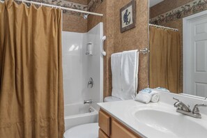 Combined shower/bathtub, jetted bath, towels, soap
