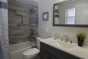 Free toiletries, hair dryer - 7006 Gail Sue · ✪☆★✪ Cindy`s Super Ranch Home ✪★☆✪ (West Chester Township)