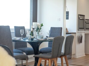 Dining - 3 bedroom accommodation in Torquay (Torquay)