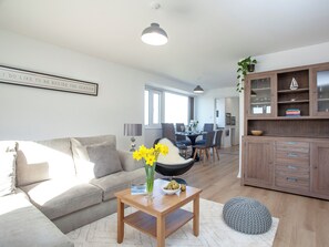 Living area - 3 bedroom accommodation in Torquay (Torquay)