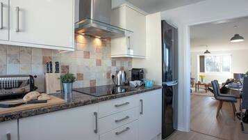 Lave-vaisselle, chaise haute, congélateur