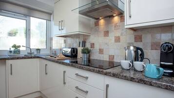 Lave-vaisselle, chaise haute, congélateur