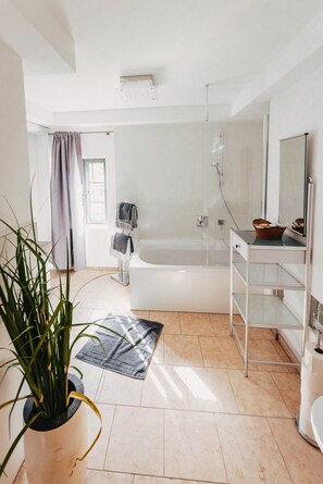 Handtücher, Seife, Toilettenpapier