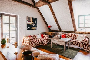 Fernseher, Kamin, Bücher