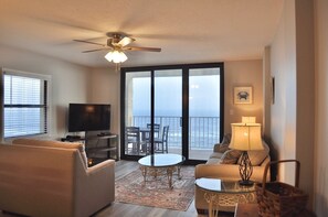 Smart TV - Newly updated 1 bed right on the beach! (Orange Beach)