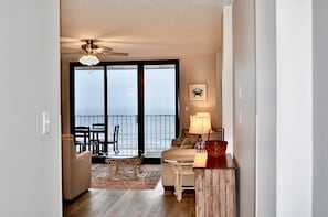 Smart TV - Newly updated 1 bed right on the beach! (Orange Beach)