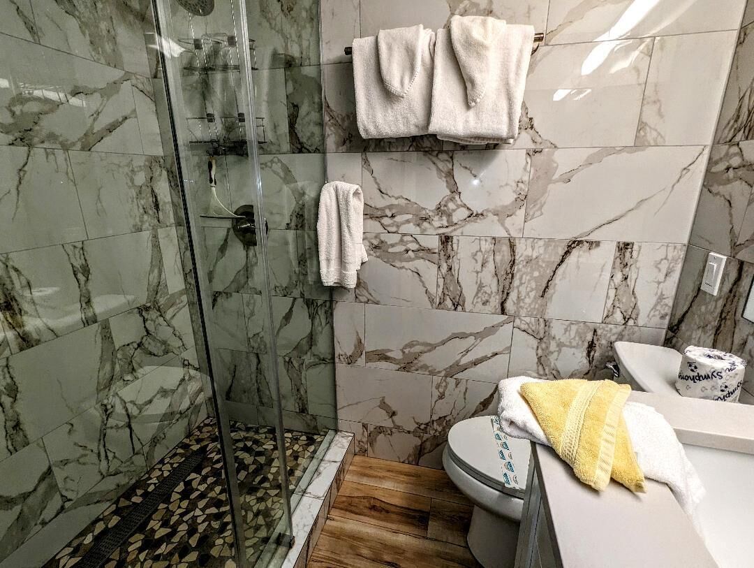Combined shower/bathtub, towels