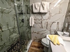 Ensemble douche/baignoire, serviettes fournies