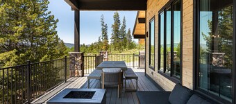 Lone Eagle Luxury Mountain Getaway with Hot Tub + Gym/Peloton