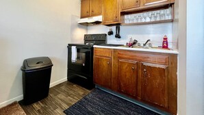 Coffee/tea maker, fridge, microwave, oven